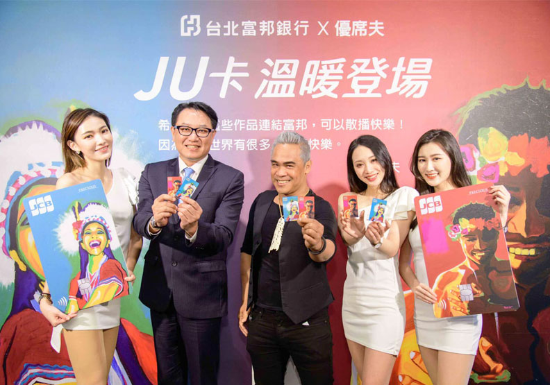 左為以妹妹虹愛為主題的作品「Laugh You Two笑兩個」,右為自畫像「我聽見自己的聲音」。取自優席夫臉書