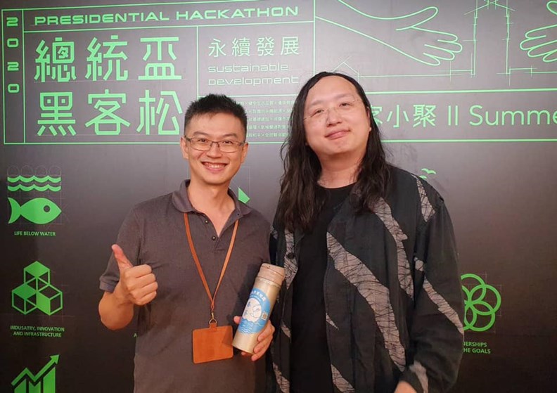 政務委員唐鳳(右)也為奉茶APP現身站台。(圖片提供:奉茶)