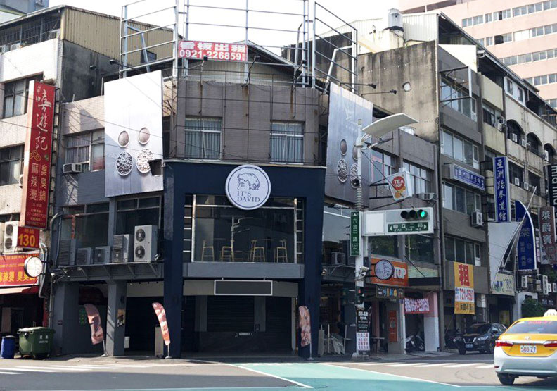 圖／知名咖啡連鎖品牌「士達衛IT’S DAVID」高雄六合店等門市傳熄燈，六合店毗鄰六合夜市，是角間黃金店面，相當醒目。聯合新聞網提供
