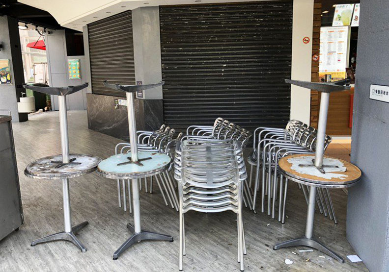 高雄六合店門市今天大門緊閉,戶外座椅疊在角落,店外未張貼「租約到期」等告示,有消費者想上門買咖啡撲空,轄區派出所也到場拍照。聯合新聞網提供