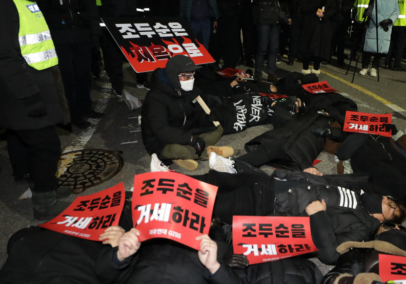 性平團體高舉「閹割」嫌犯的標語在路中抗議