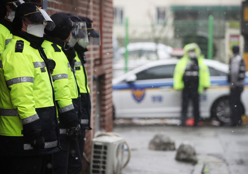 趙斗淳家中目前受到警方的看守,預防民眾攻擊