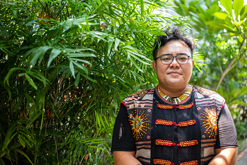 返鄉青年唐佳豐 (土型人/返鄉定居),除了在部落附近養蜂、種植金線連、山當歸,發展林下經濟,並做生物監測、瞭解部落傳統文化,開始經營生態旅遊。