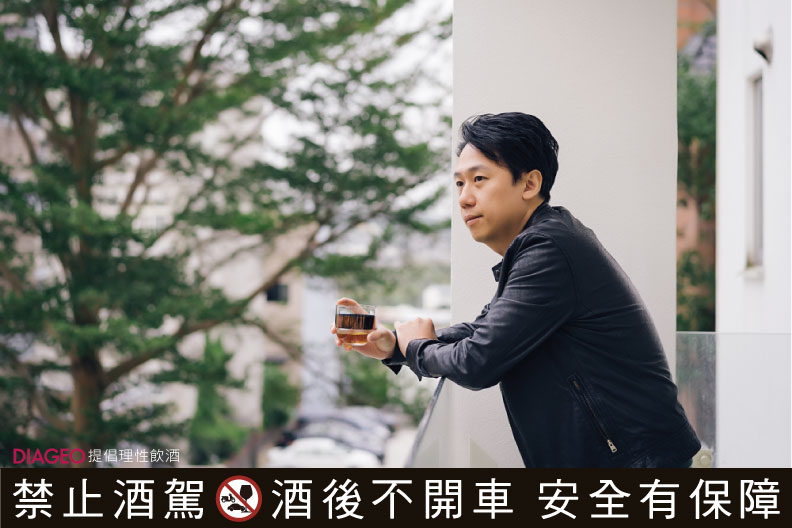 一邊啜飲者威士忌,一邊讓自己的思緒放空,已成為一種王中丞投入創作前,讓思緒沉澱的「暫停」儀式。