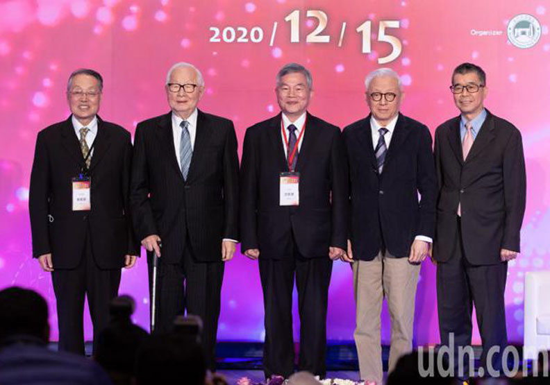 竹科40週年國際論壇上午在新竹舉行，台積電創辦人張忠謀（左二）、聯電榮譽董事長曹興誠（右二）、聯發科董事長蔡明介（右一）及宏碁集團創辦人施振榮（左一）等四人獲頒傑出貢獻獎。經濟日報提供
