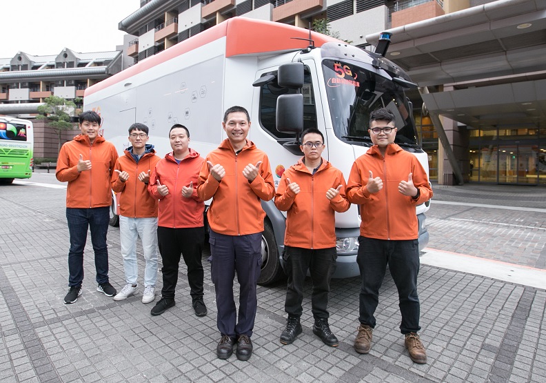 明志科大師生團隊參與研發的iAuto自駕車,已於34公頃、住戶約2,000人的長庚養生文化村試運行,在全長約3公里的文化村道路上提供自駕服務(右三為明志科大機械工程系黃道易副教授)。