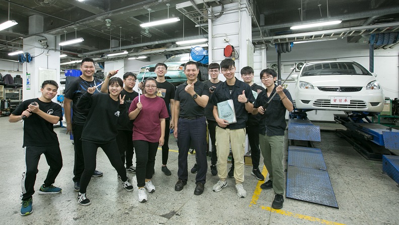 明志科大傾老師、校方與母集團之力,來讓研究成果創造最大價值,為學生開創更寬廣的舞台,為台灣自駕車領域培養更多優秀的人才(前排右三為明志科大機械工程系黃道易副教授)。