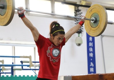 每日咬牙練舉20噸，吃苦成為生活常態