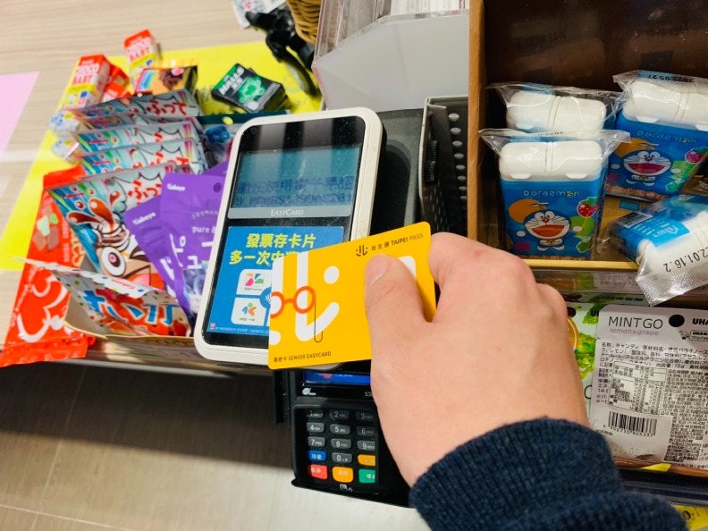 為了迎接零接觸服務時代,臺北市花三千補三千敬老振興政策,讓對E化卻步的長者,養成使用敬老卡(非現金)支付的習慣,下一步,則要銜接『鄰里數位基礎建設計畫』,里長透過e化系統,只要感應敬老卡,就能發送物資。圖/臺北市政府