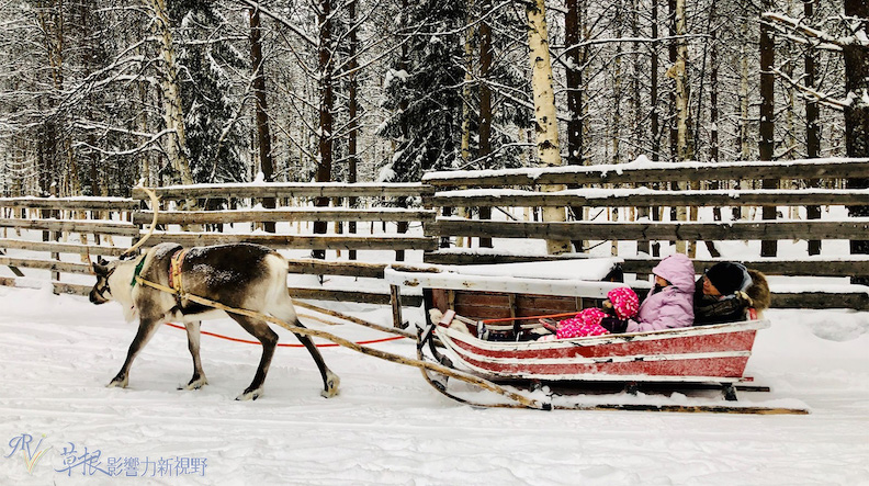 虎媽、家父和姪女的雪橇離開時的拍照,三人在雪橇裡面十分溫馨。
