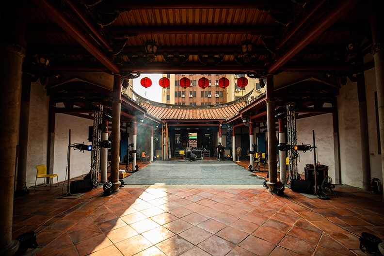 回到台南展開建築事業之外,陳百棟更希望能回饋故鄉,因而成立誠美社會企業,不只認養市定古蹟「陳德聚堂」,更與藝術家合作,希望能傳承在地文化,青銀創生。