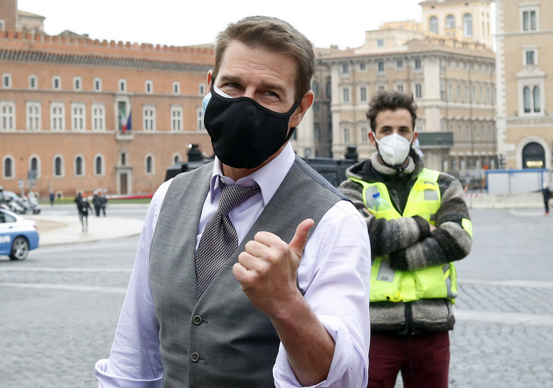 就連在片場必須跟粉絲互動時,阿湯哥還是戴上兩個口罩,並保持社交距離