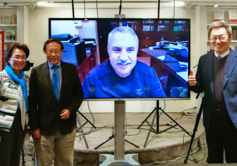 《遠見》創辦人高希均（左二）、發行人王力行（左一）、普立茲獎得主佛里曼（右二）、熟悉中美台情勢的前國安會秘書長蘇起（右一）。陳之俊攝