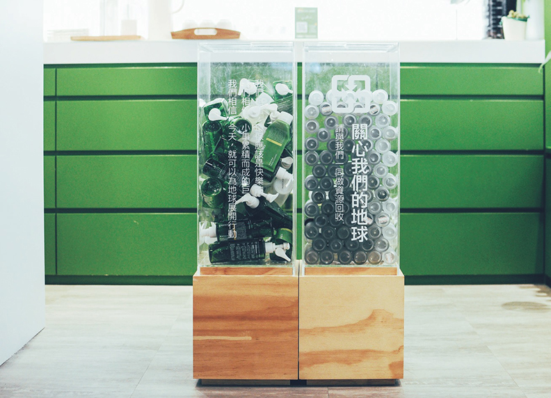 知道愈多,愈能做出正確的選擇。比起「一旦被丟棄,只能成為垃圾」的補充包,綠藤採用能夠永續循環的材質製作瓶器,減少環境負擔。