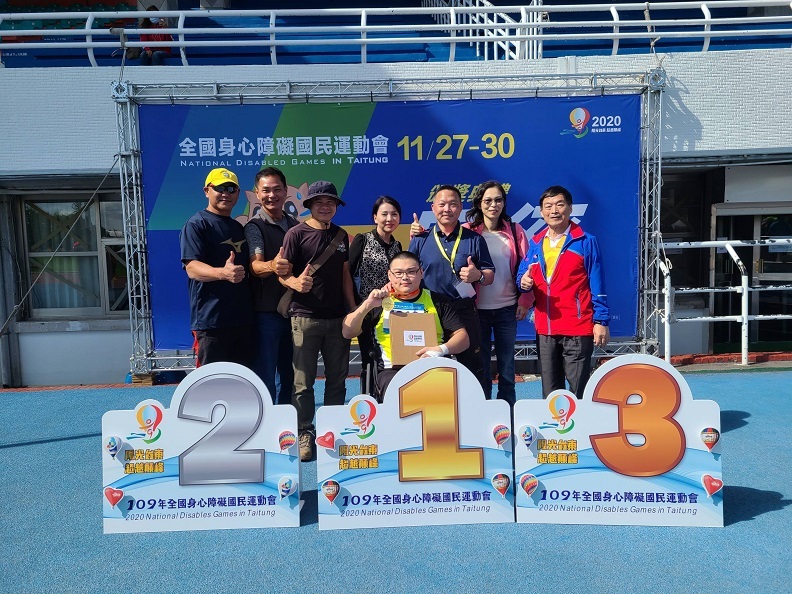 黃楷倫代表新北市出賽全國身心障礙國民運動會,奪得肢障男子組F53級田徑、鉛球、鐵餅金牌佳績。(圖片來源:黃楷倫提供)