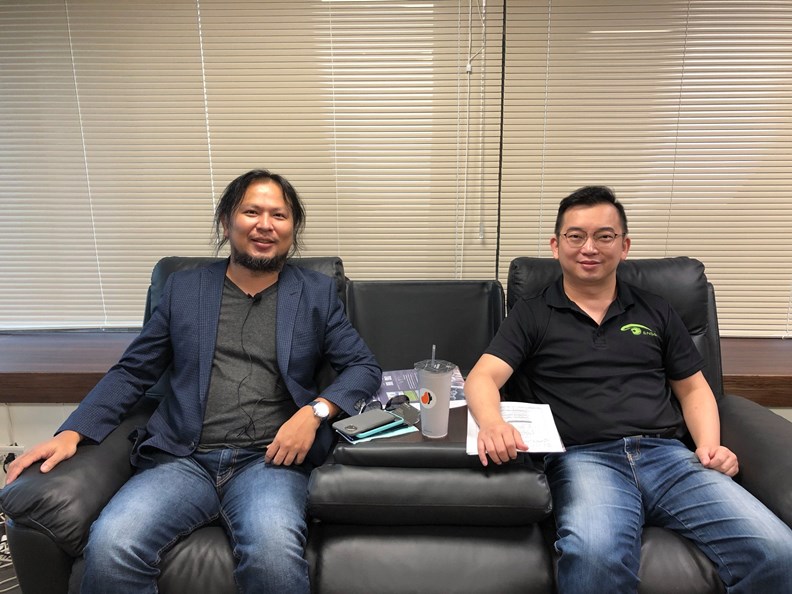 王俊凱(左)。圖片取自創業爆走王臉書