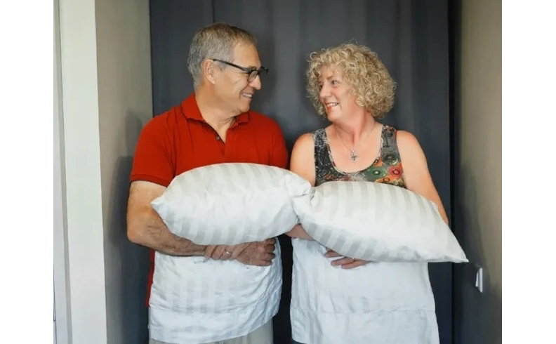 帶上自己習慣使用、喜歡的枕頭,是夫婦倆讓旅途更舒適的小秘訣。