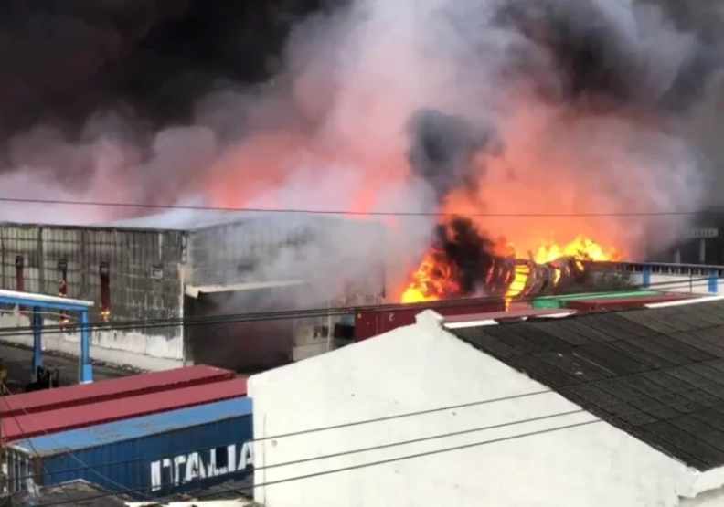 旭富製藥廠爆炸起火，全廠付之一炬。聯合新聞網提供