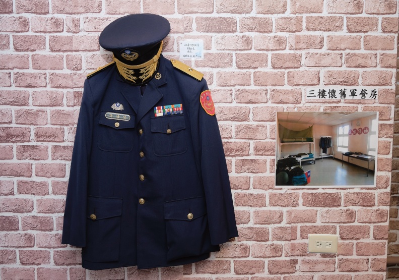 板橋榮家陳設的軍服與營房可讓榮民回想起軍旅生涯的點滴。林衍億攝