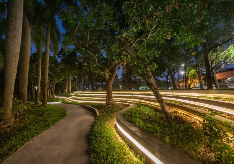 美術館園區湖畔旁步道夜間景觀。高美館提供