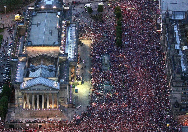 英國倫敦聖潘克拉斯車站經現大批「逃難」人潮。