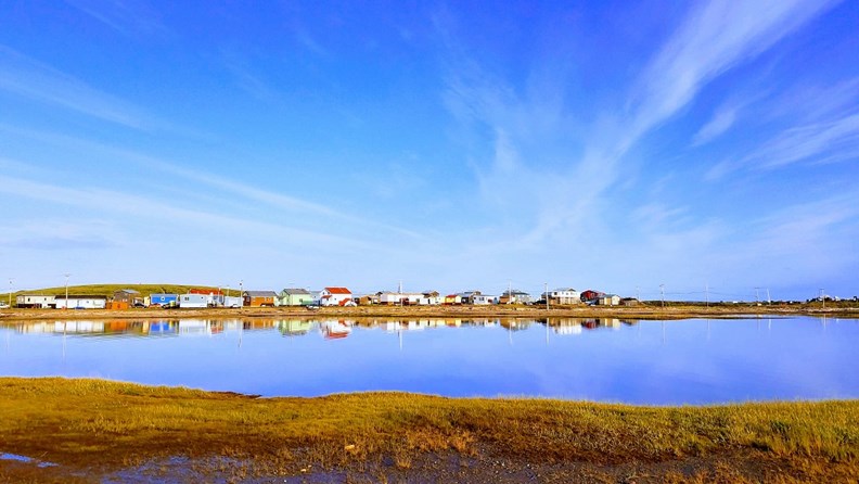 位於北極海旁的圖克托亞圖克小鎮,有股即將消逝的冷冽美感。