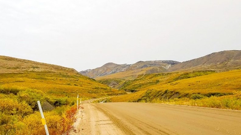通往圖克托亞圖克小鎮的丹特公路。