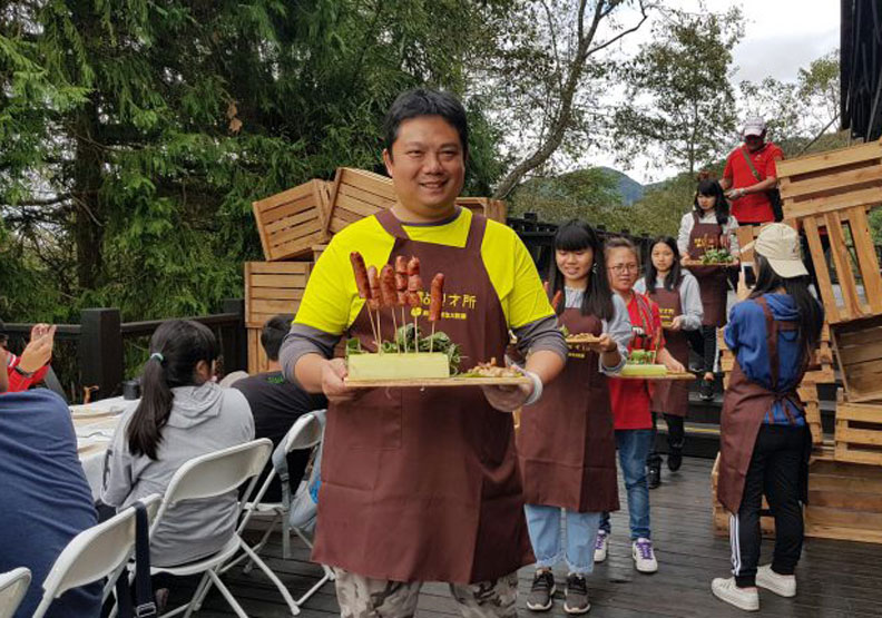 連蔡英文都來？他從農村裡端出一人兩千元的桌菜，吃的是價值、不是價格