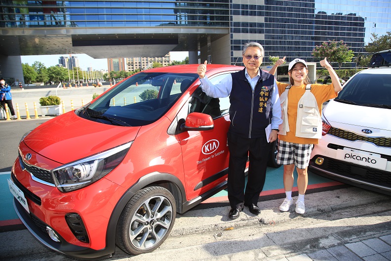 女麗購除了壓軸的黃金五十兩外,更推出月月抽汽車等大獎。