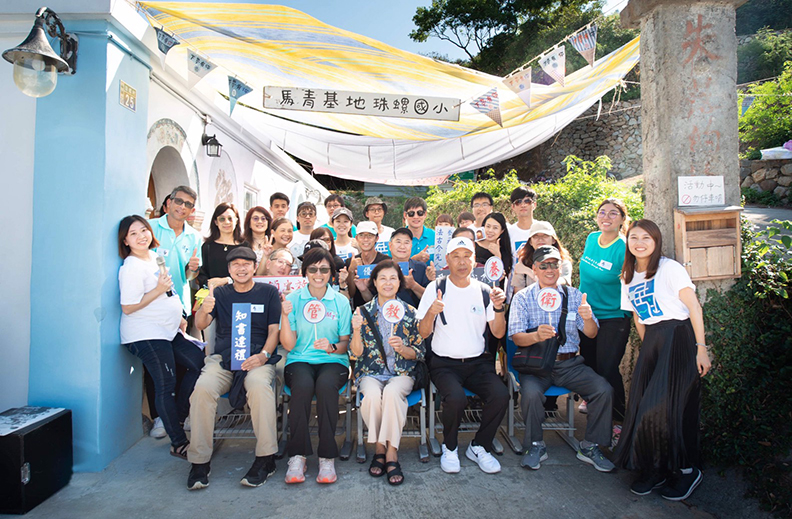 曹雅評(土型人/返鄉定居),圖中左一,曹雅評高中畢業後,到台灣念書。原在台北從事社工相關工作,返鄉就業後,推動成立「馬祖青年發展協會」,除了凝聚社區,傳承在地文化,對於想要長駐馬祖的外地人士,也提供資訊和協助。