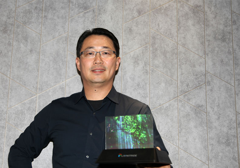 錼創科技創辦人李允立六年前創辦錼創,如今已是全球MicroLED領導廠商。圖中他手持錼創的透明無邊框MicroLED 顯示器。
