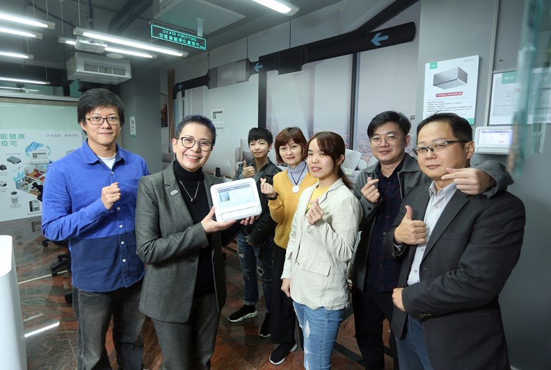 曾婷婷(左二)和年輕的欣寶工作團隊。