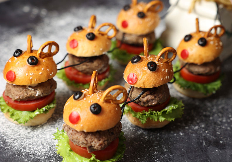 台北酒店「麋鹿雪橇漢堡堡」,將麋鹿造型的麵包製成漢堡,造型可愛吸睛。台北晶華酒店提供