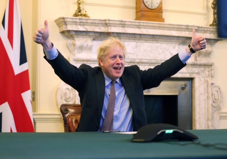 英國首相強生（Boris Johnson）在推特發出照片，高舉雙手大拇指，寫道：「協議達成。」圖截自強生twitter