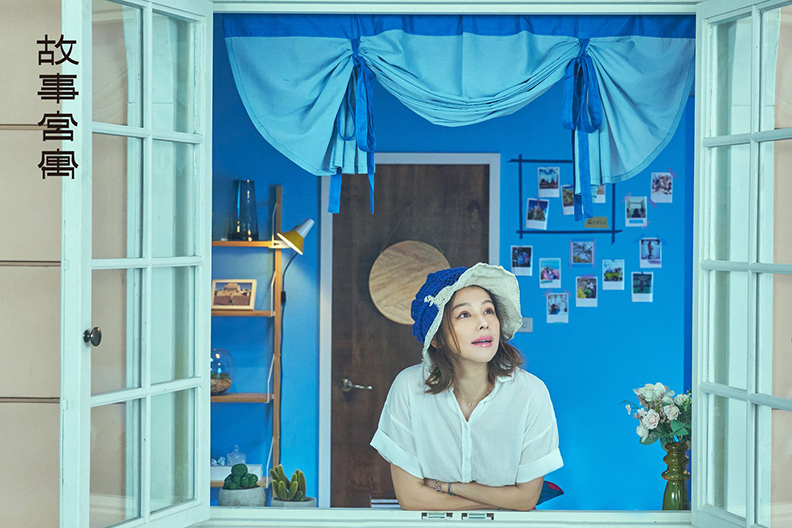 影視歌三棲全能女神徐若瑄，變身為明代沈周〈廬山高圖〉，飾演無法出門的旅遊部落客。取自國立故宮博物院粉絲團