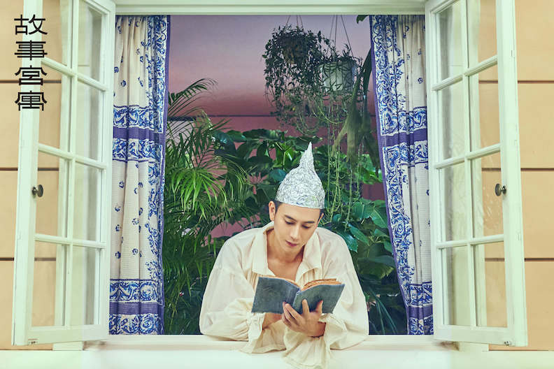 劉冠廷飾演商晚期〈龍冠鳳紋玉飾〉，是全劇最奇幻的角色，他能夠穿越時空，為世人帶來至關重要的訊息，呼應商人相信玉器在禮儀祭祀上，擁有與神靈、祖先溝通的神秘力量。取自國立故宮博物院