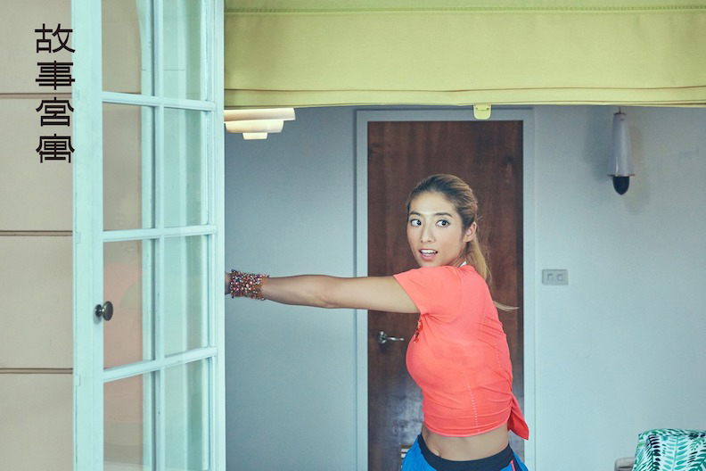 影壇新秀瑞瑪席丹飾演清代〈霽青描金游魚轉心瓶〉，演繹在家悶得無事可做的游泳國手，勇於突破空間限制，激發力與美的無限潛能！取自國立故宮博物院粉絲團