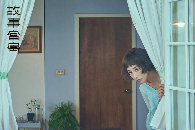 張鈞甯化身為「剪刀找貓」都市傳說的象徵，，呼應乾隆帝將宋代〈青瓷無紋水仙盆〉稱為貓食盆的有趣說法。「剪刀找貓」是流傳在貓咪飼主間的現代巫術，相傳在愛貓走失時，飼主可以準備一盆滿滿的清水與剪刀，將剪刀打開置入水中，開口對準自家門、窗戶，最後將水盆放在廚房瓦斯爐中間，並在心裡呼喚貓咪的名字，據說對找回走失貓孩非常有效。取自國立故宮博物院粉絲團