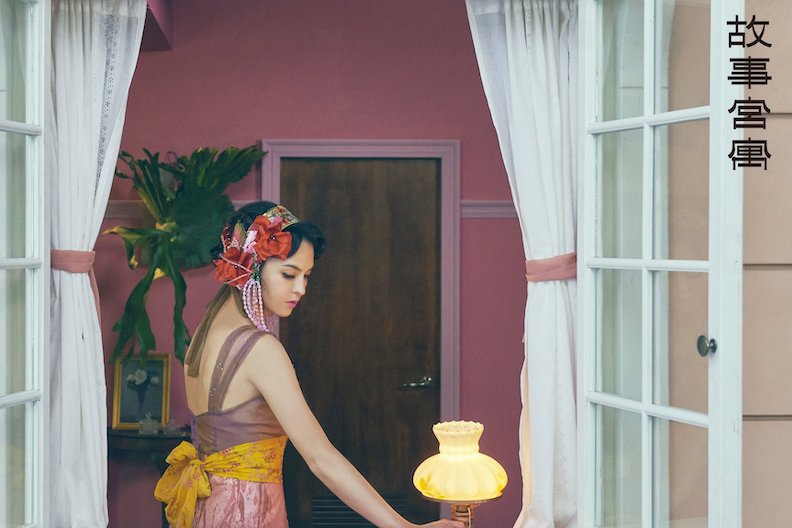 影后張榕容飾演唐代〈灰陶加彩仕女俑〉，終日梳妝打扮，盼著再也不會出現的情人，用淚水洗去花樣年華的青春苦澀。取自國立故宮博物院粉絲團