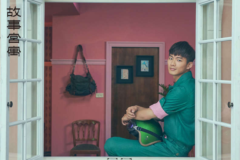 吳念軒扮演一位不畏風雨、使命必達的郵差，呼應通行無阻的〈皇帝奏摺〉。取自國立故宮博物院