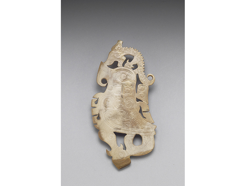 商晚期龍冠鳳紋玉飾。取自國立故宮博物院粉絲團