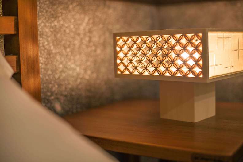 新藝商號選物店，Hands花窗光影桌燈。取自Beautimode