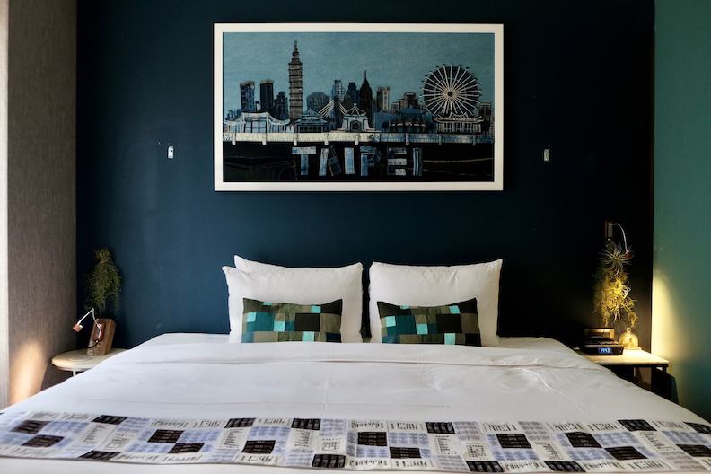Livinggreen Room重生客房中展示周裕穎作品《台北城市天際線》。取自Beautimode