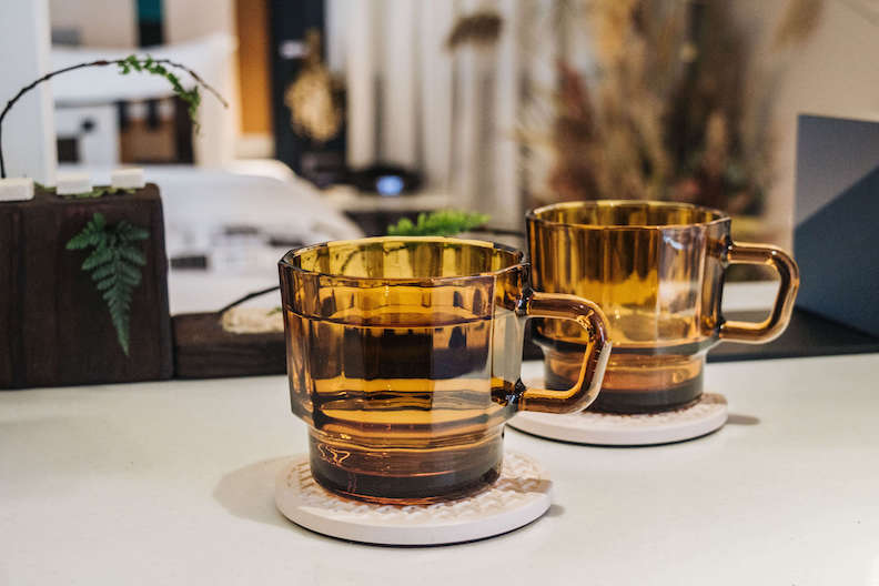 春池玻璃W Glass馬克杯與人孔蓋杯墊。取自Beautimode