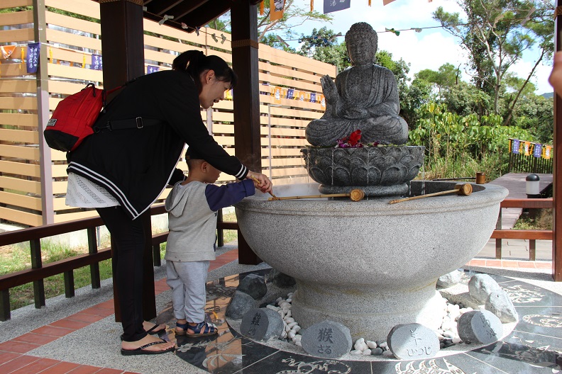 從一片雜草叢生到心靈殿堂,為了重現日式風情,縣府特別從日本請來藥師佛,設立浴佛神舍,讓遊客不只能泡湯去除身體疲憊,更可漫步林間步道展開沈澱心靈之旅。