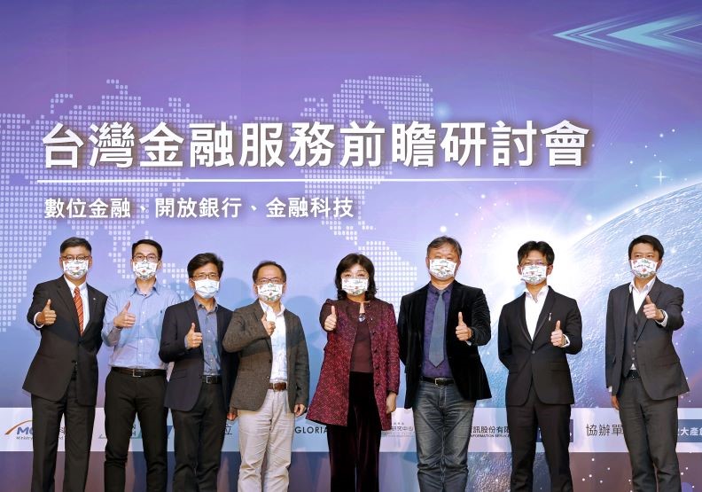 圖／（由左至右依序）政治大學國際產學聯盟執行長王世方、副執行長簡士鎰 、執行長彭金隆、執行長陳恭、金融科技研究中心主任王儷玲、執行長謝明華、副執行長李宜熹、執行長臧正運。