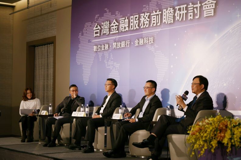 (由左而右依序)遠見雜誌副總編輯林讓均、台北富邦銀行資深副總周郭傑、中信金控技術長賈景光、永豐銀行數位金融處副總經理嚴國瑞、將來銀行總經理劉奕成。