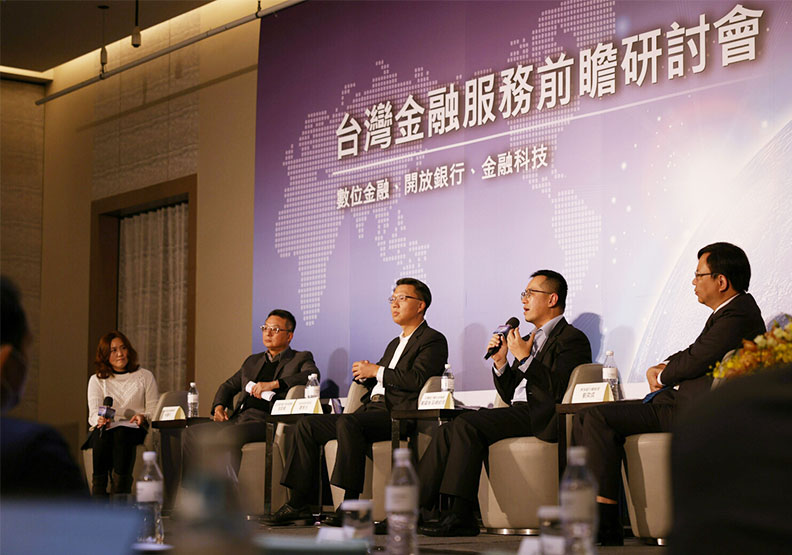 左起依序為遠見雜誌副總編輯林讓均、台北富邦銀行資深副總周郭傑、中信金技術長賈景光、永豐銀行副總嚴國瑞、將來銀行總經理劉奕成。