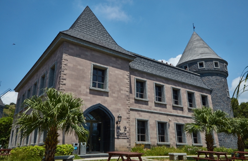 充滿童話般浪漫的「伯朗咖啡城堡」位於宜蘭外澳,山海美景一覽無遺。