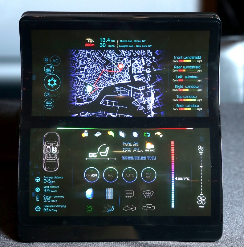 錼創與友達合作的車用面板，受惠於 Micro LED技術，該面板是全球同尺 寸最高解析度的顯示器。張智傑攝